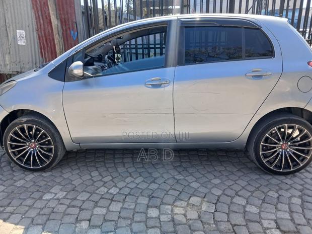 Toyota Yaris Base Hatchback 3dr 2010 Gray