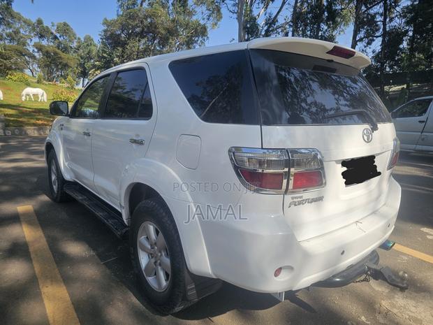 Toyota Fortuner 2.7 RWD 2011 Gold