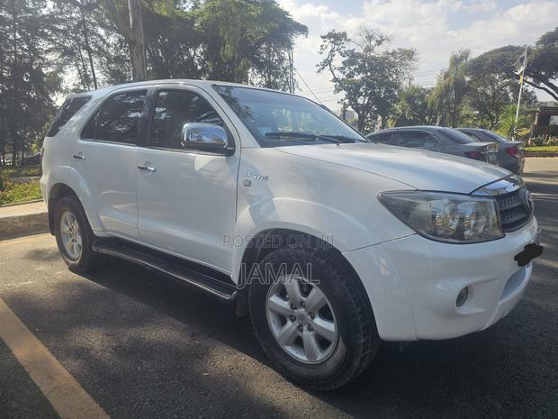 Toyota Fortuner 2.7 RWD 2011 Gold