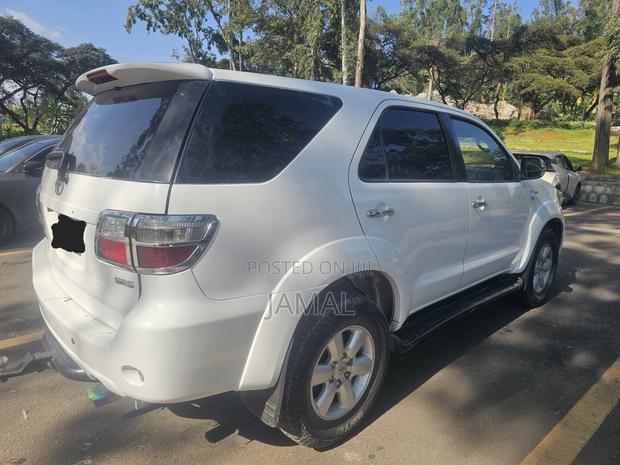 Toyota Fortuner 2.7 RWD 2011 Gold