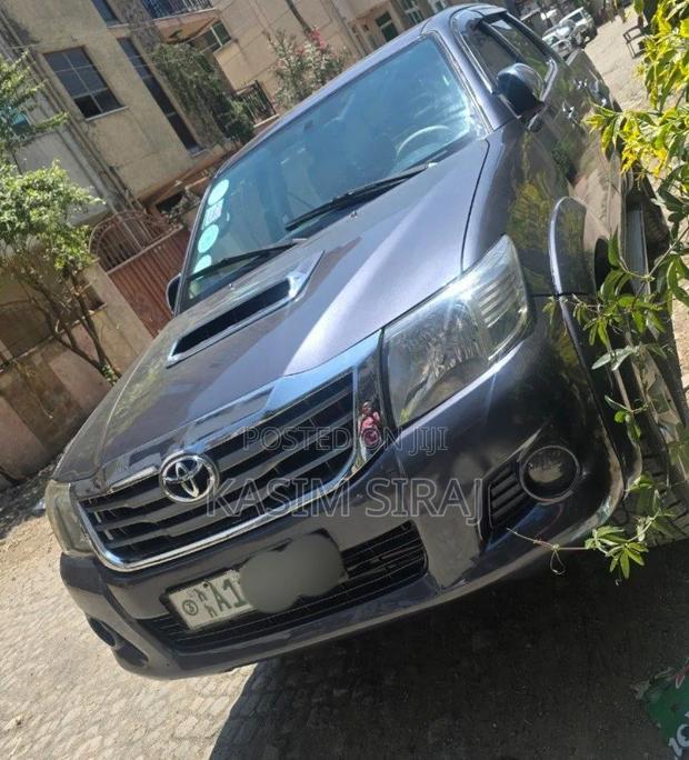 Toyota Hilux 2.5 D-4D 4X4 SRX 2012 Gray