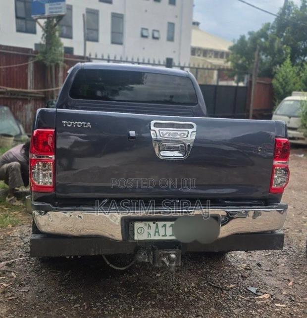 Toyota Hilux 2.5 D-4D 4X4 SRX 2012 Gray