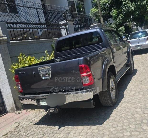 Toyota Hilux 2.5 D-4D 4X4 SRX 2012 Gray