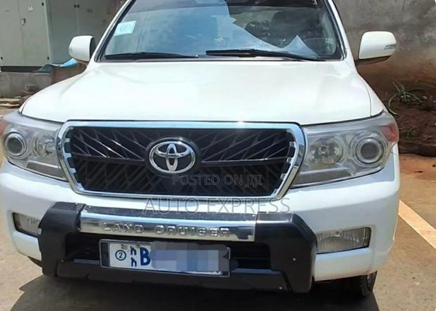 Toyota Land Cruiser 2010 White