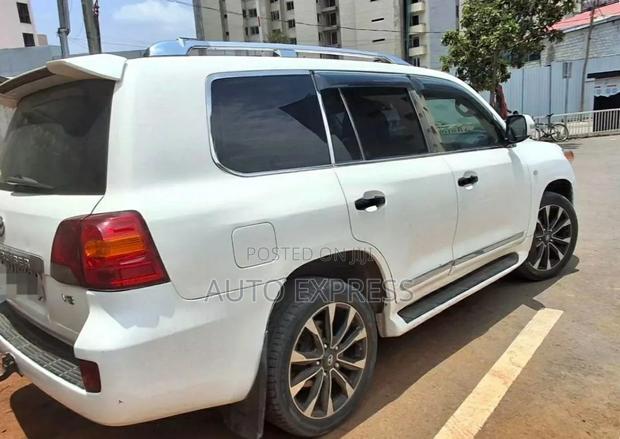 Toyota Land Cruiser 2010 White