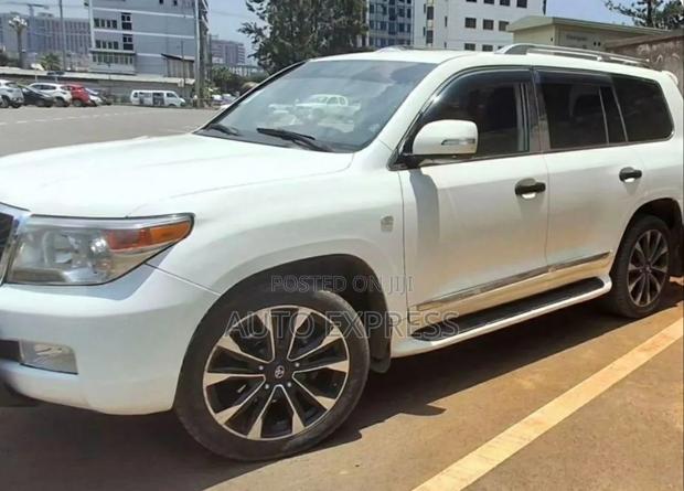 Toyota Land Cruiser 2010 White