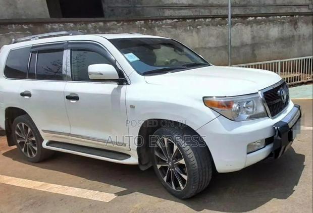 Toyota Land Cruiser 2010 White