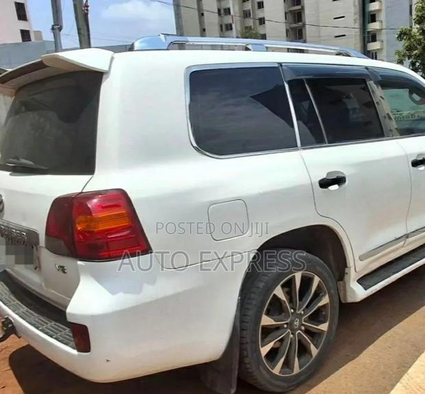 Toyota Land Cruiser 2010 White