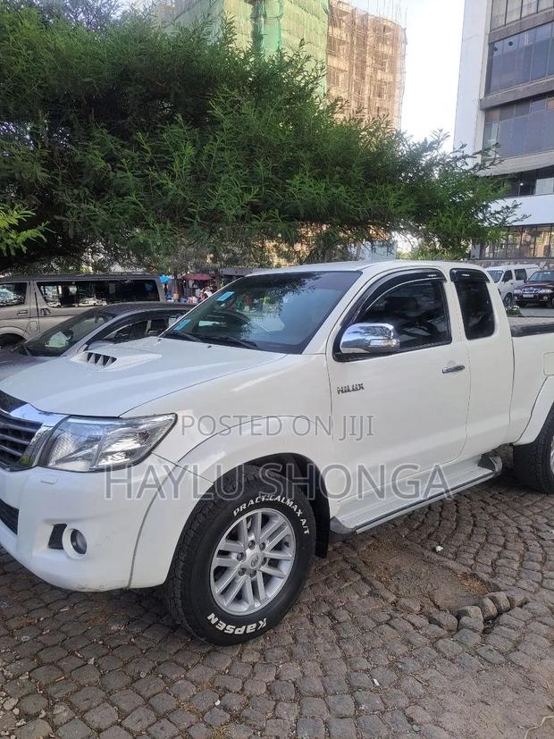 Toyota Hilux 2015 White