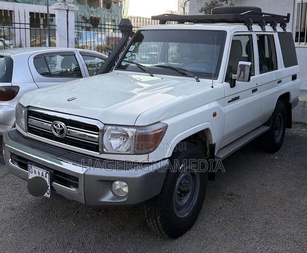 Toyota Land Cruiser 2014 White