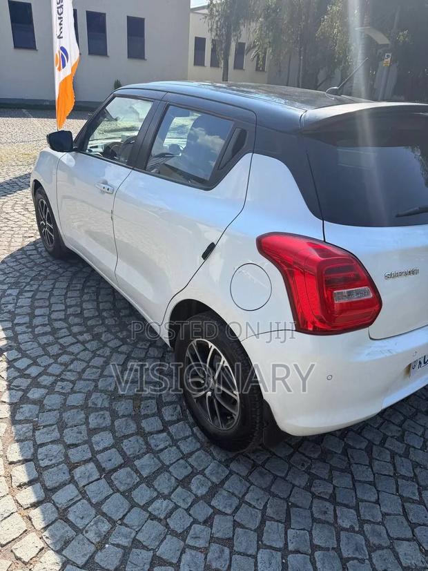 Suzuki Swift 2022 White