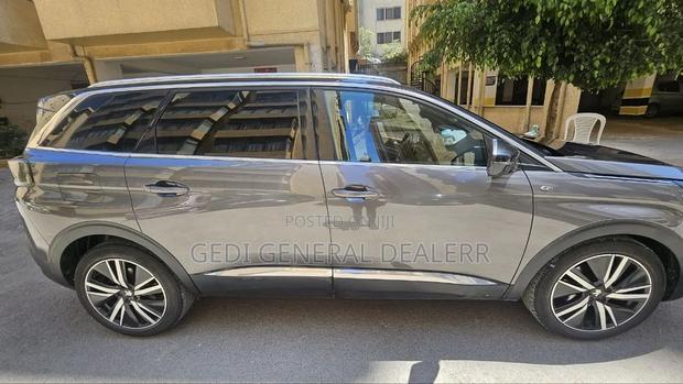 Peugeot 5008 2021 Gray