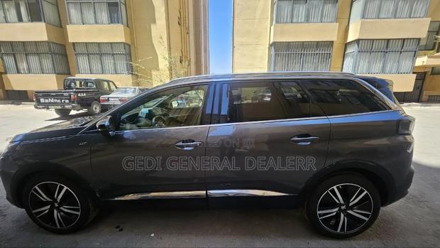 Peugeot 5008 2021 Gray