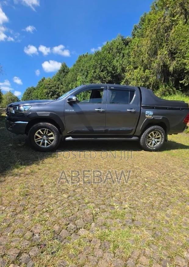 Toyota Hilux 2018 Gray
