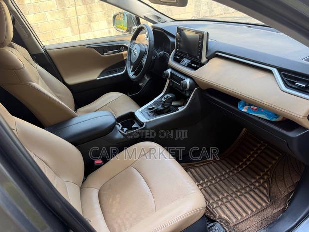 Toyota RAV4 LE AWD 2019 Gray