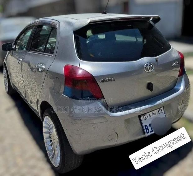 Toyota Yaris 2010 Gray