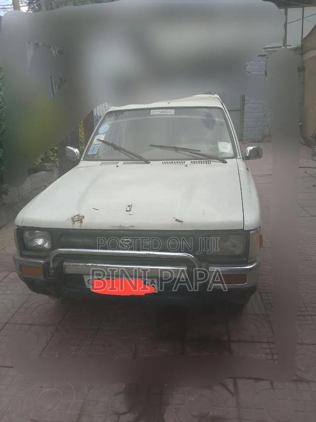Toyota Hilux 1991 White