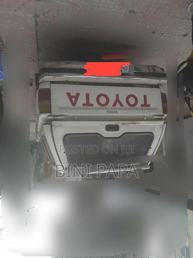 Toyota Hilux 1991 White