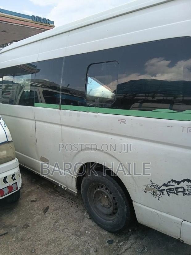 Toyota Grand HiAce 2001 White