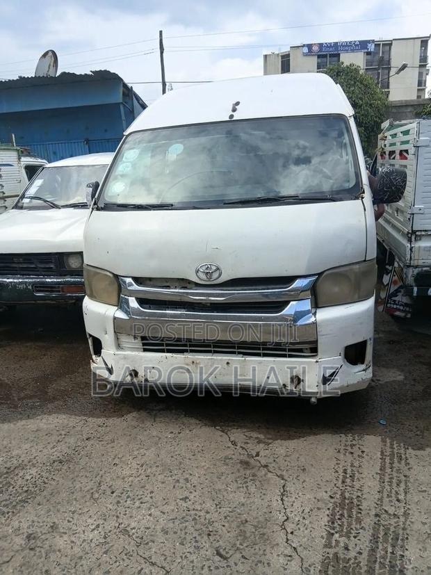 Toyota Grand HiAce 2001 White