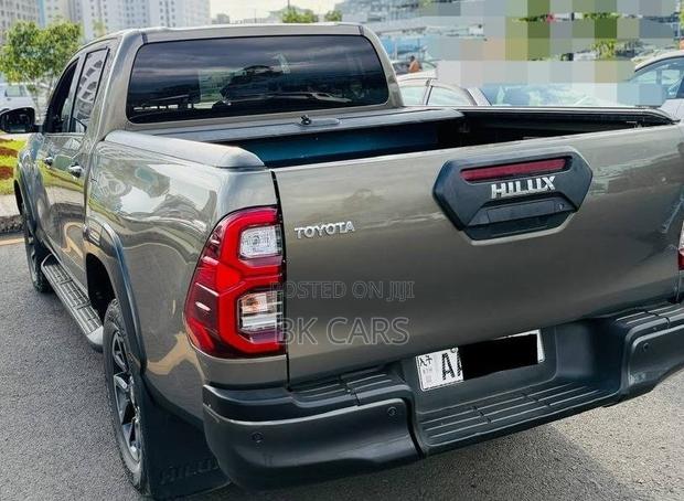 Toyota Hilux 2021 Burgundy