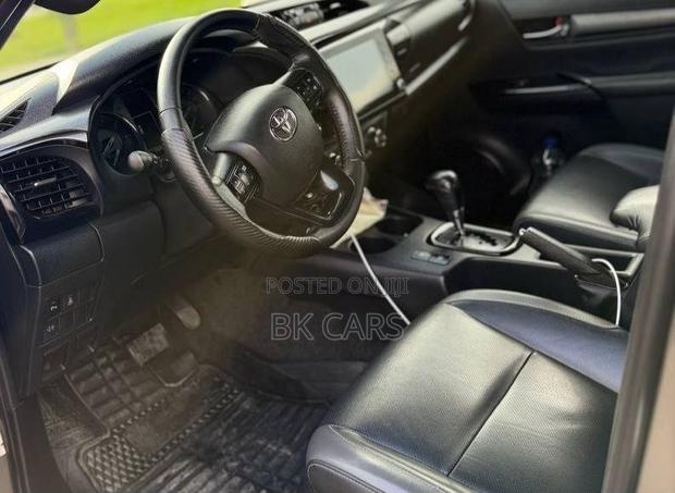 Toyota Hilux 2021 Burgundy