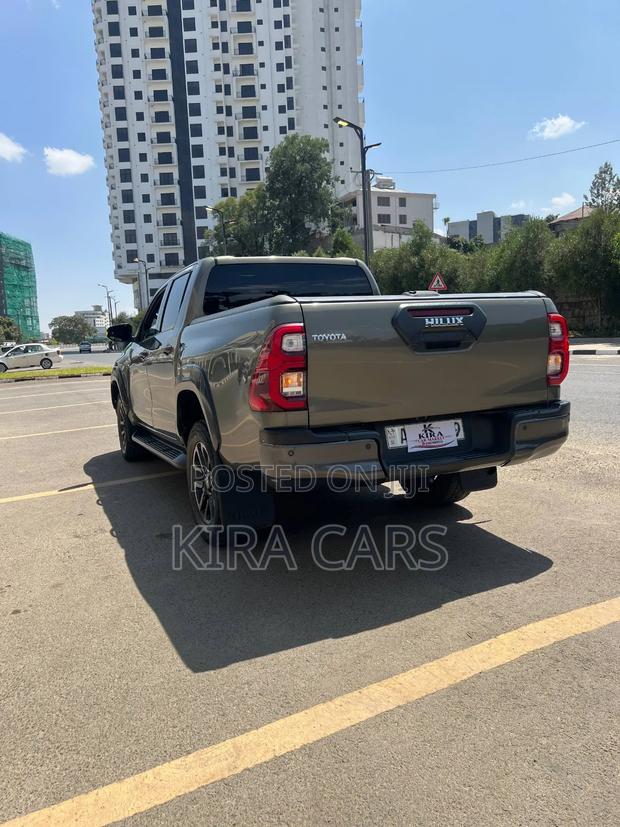 Toyota Hilux 2021 Gray