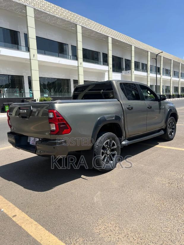 Toyota Hilux 2021 Gray
