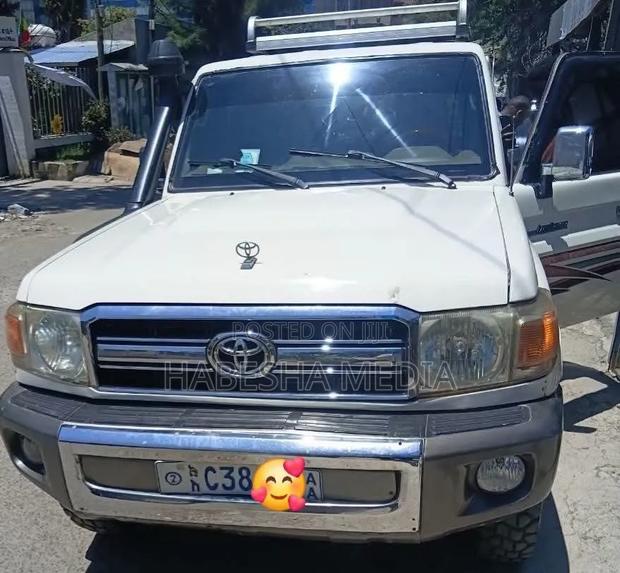 Toyota Land Cruiser 2012 White