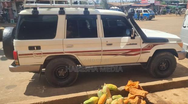 Toyota Land Cruiser 2012 White