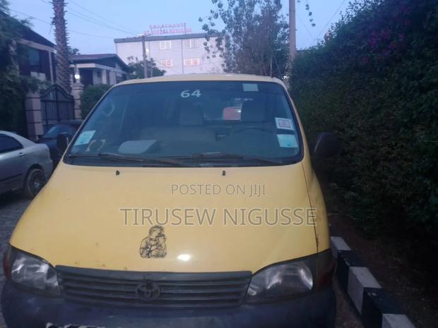 Toyota Hilux 2003 Yellow