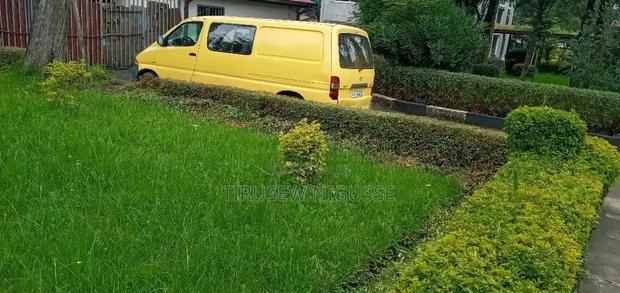 Toyota Hilux 2003 Yellow