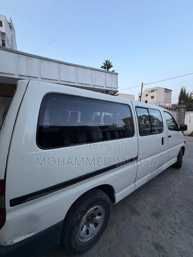 Toyota Grand HiAce 2000 White
