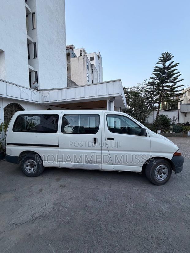Toyota Grand HiAce 2000 White