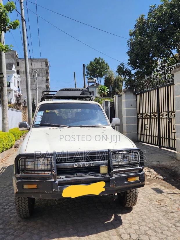 Toyota Land Cruiser 1993 White