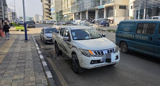Mitsubishi L200 2015 White