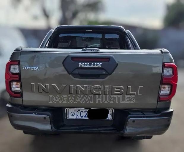 Toyota Hilux 2022 Gray