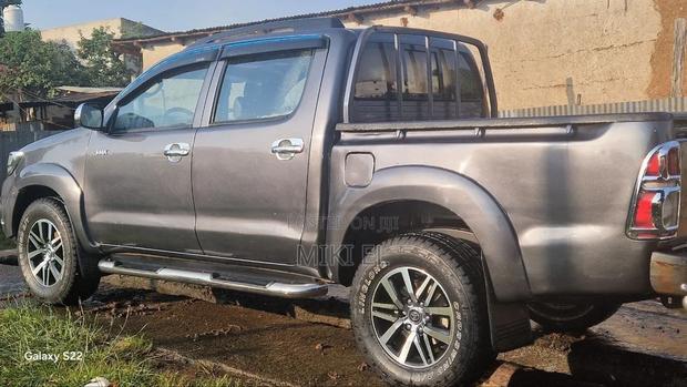 Toyota Hilux SR 2014 Gray
