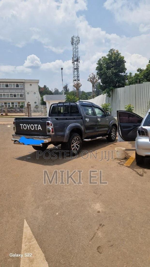Toyota Hilux SR 2014 Gray