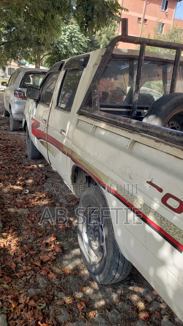 Nissan Navara 1987 White