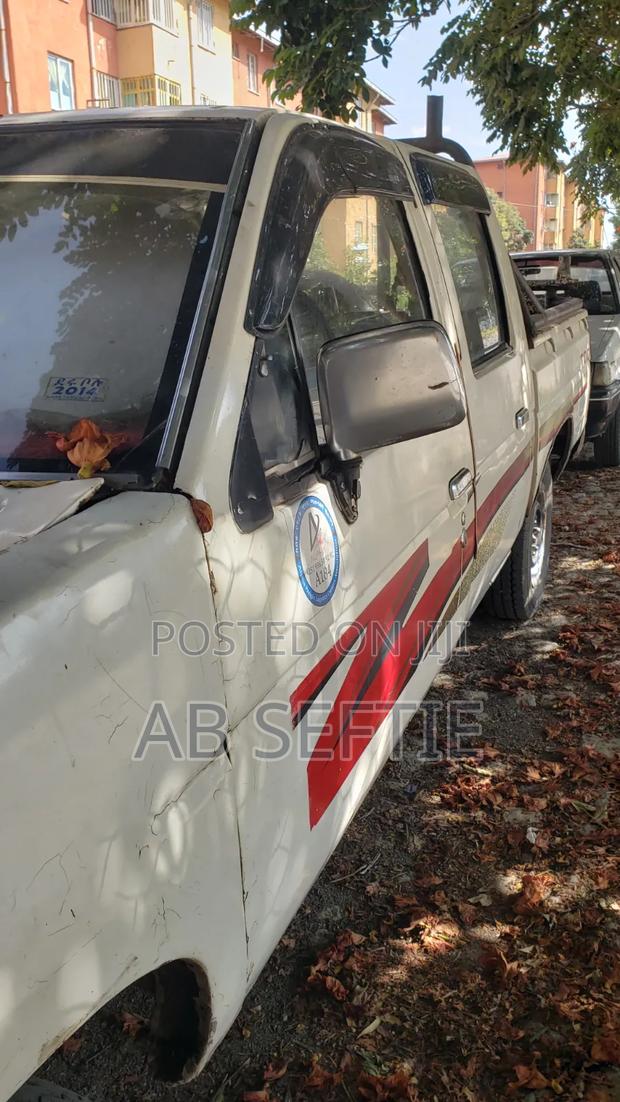 Nissan Navara 1987 White