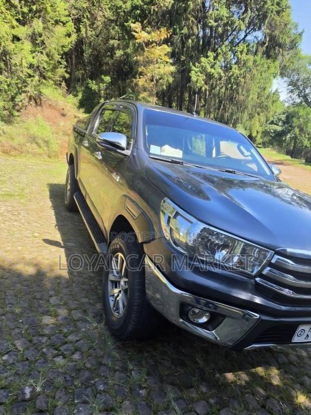 Toyota Hilux 2018 Gray