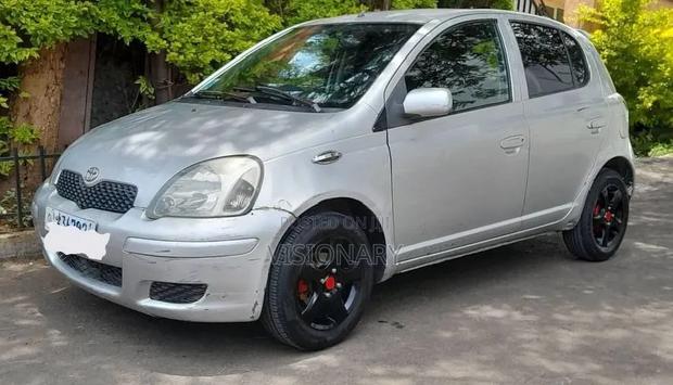 Toyota Vitz 2002 Silver