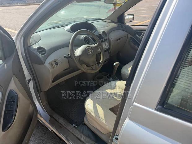 Toyota Platz 2004 Silver