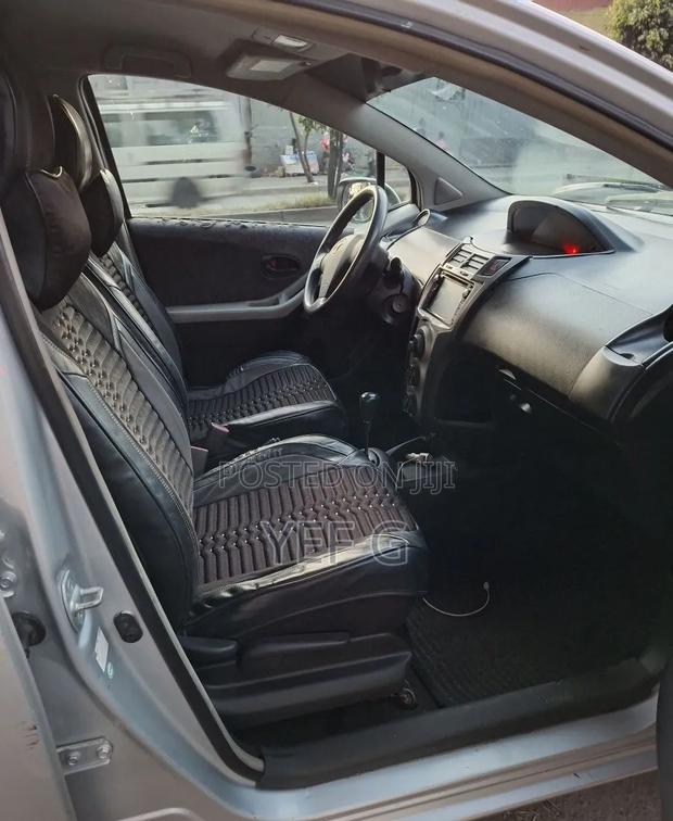 Toyota Yaris 2010 Silver