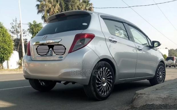 Toyota Yaris 2011 Silver