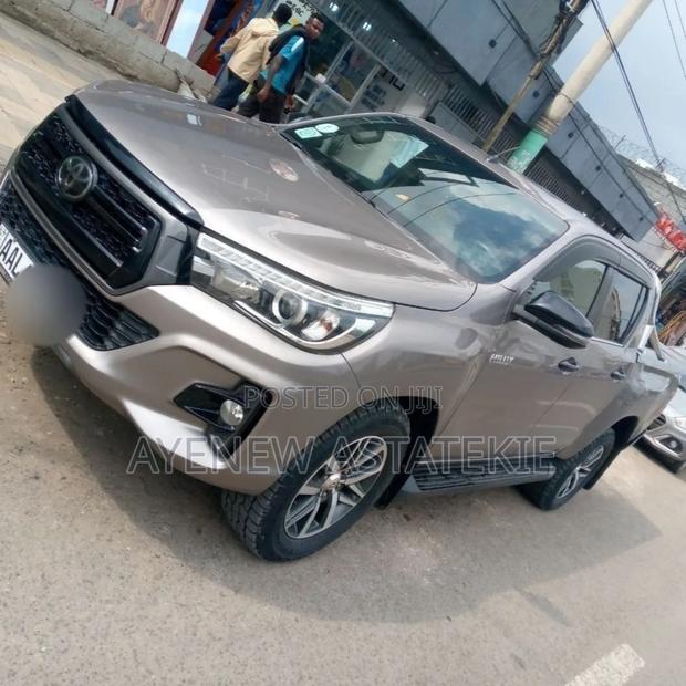 Toyota Hilux 2020 Gray