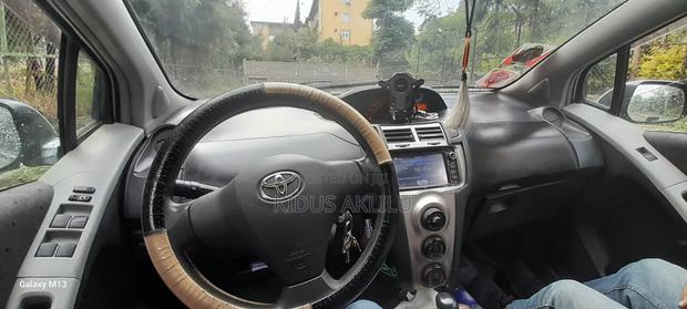 Toyota Yaris 2010 Silver