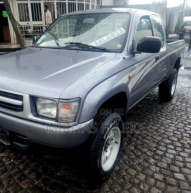 Toyota Hilux 2000 Gray