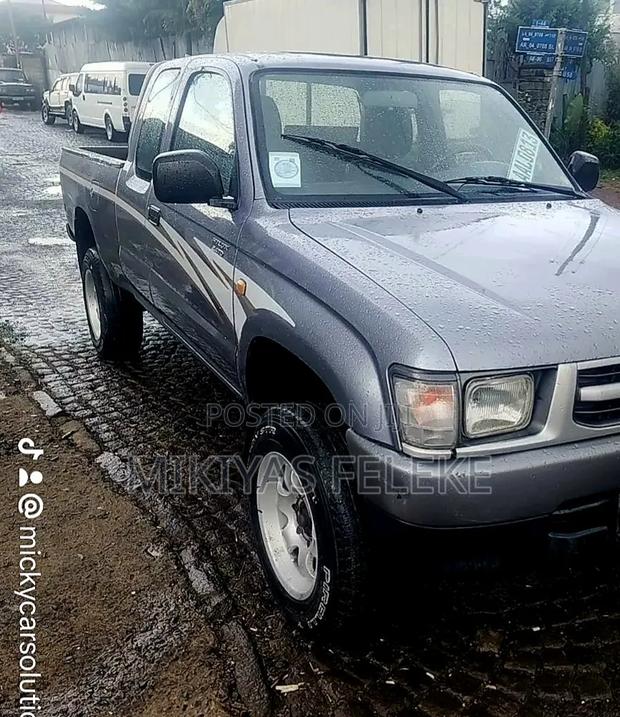 Toyota Hilux 2000 Gray